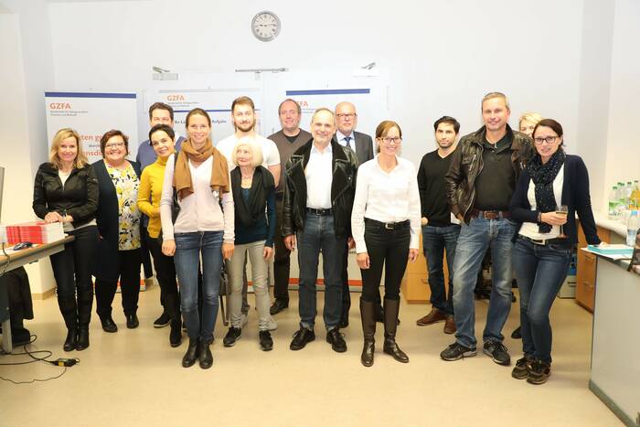 Die Teilnehmer der Veneer-Fortbildung mit dem Referenten Dr. Matthias Suchan in München.