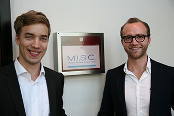 Start des Munich Implant Study Clubs: Michael Javier Weiß (links) und Paul Leonhard Schuh, die beiden Leiter des Young Board