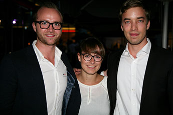 Dr. Paul Leonhard Schuh (links) und Michael Javier Weiß mit Julia Wünsch in ihrer Mitte, als stolze Gewinnerin der siebenteiligen Modulreihe